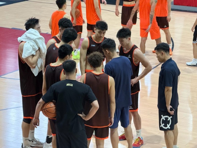 董灏确定加盟香港金牛 上季为上海男篮出战1场得2分4篮板2助攻