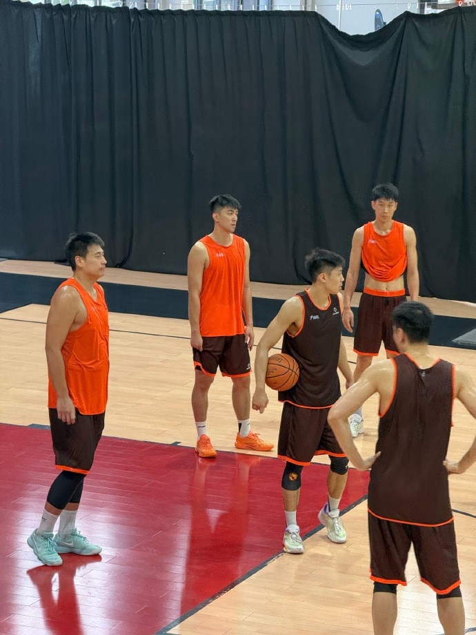 董灏确定加盟香港金牛 上季为上海男篮出战1场得2分4篮板2助攻