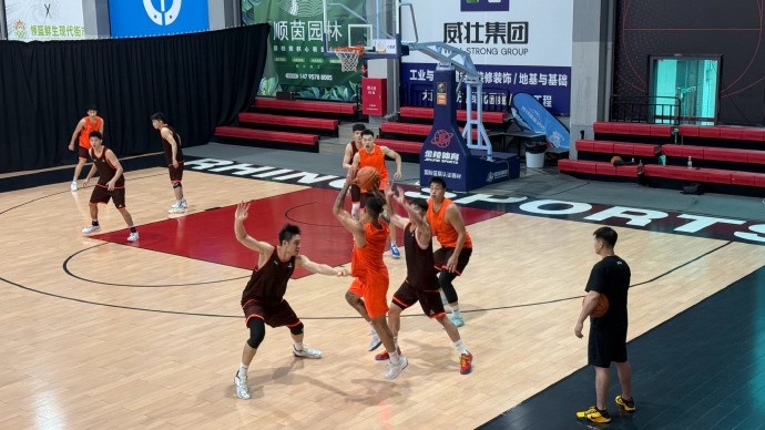 董灏确定加盟香港金牛 上季为上海男篮出战1场得2分4篮板2助攻