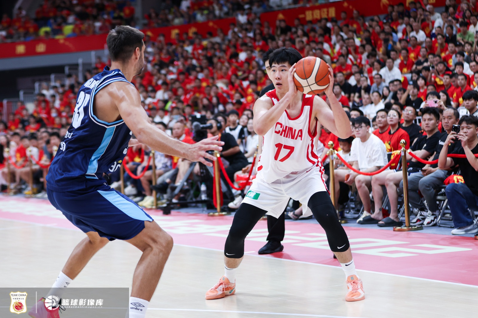 四号位轮换吃紧，赵嘉义三分成男篮唯一亮点