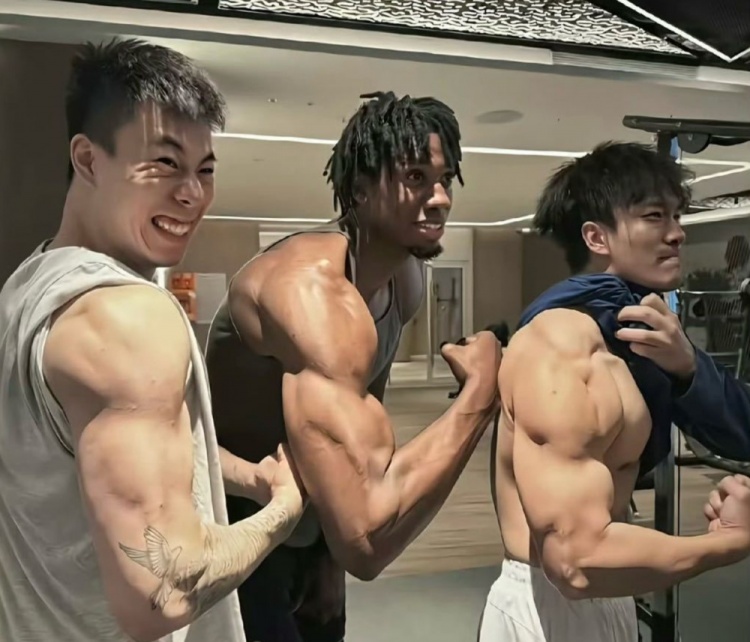 怀特塞德晒近照显瘦，上海队放弃优先续约权