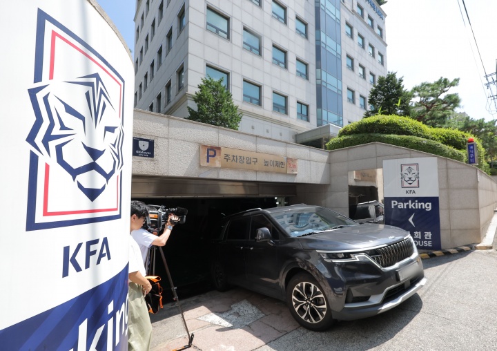 韩媒：韩国足协8次性招待含3名中国足协人士 20名裁判涉案