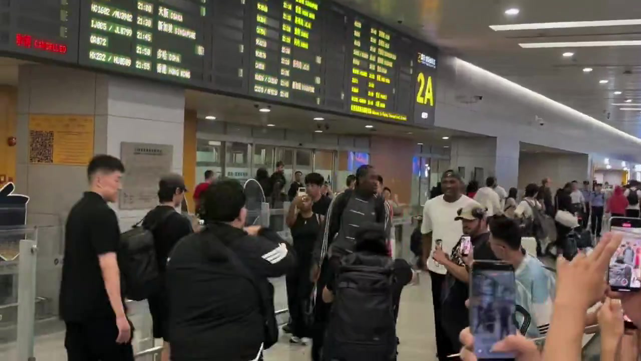 雷霆前锋杰伦·威廉姆斯抵沪开启中国行 落地即遭球迷围堵