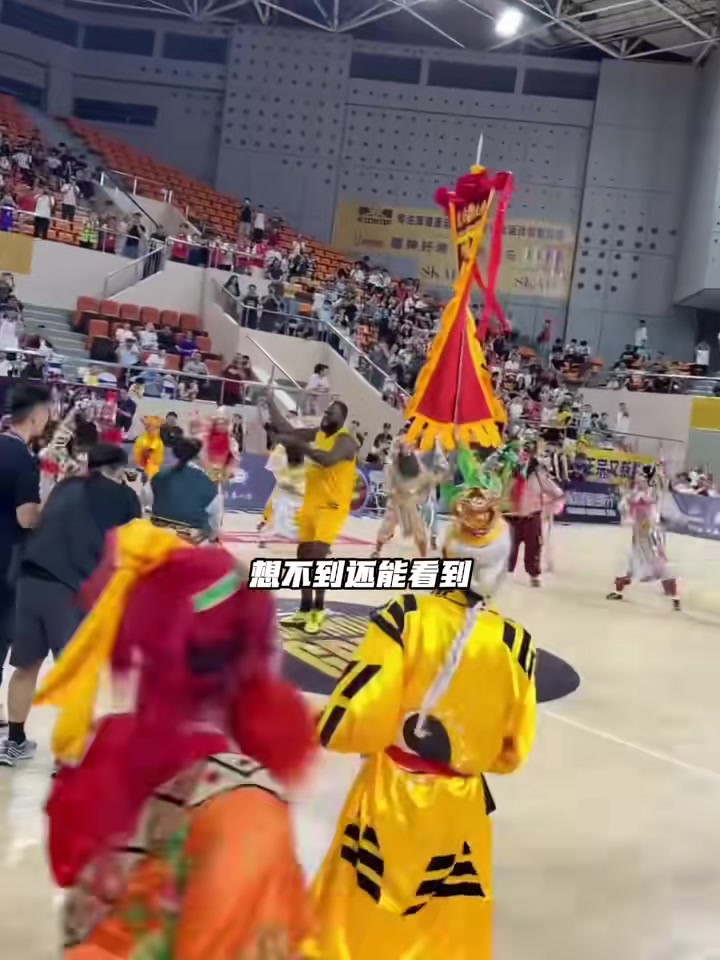 追梦潮汕行现场加入英歌舞表演 扭动身姿融入当地民俗