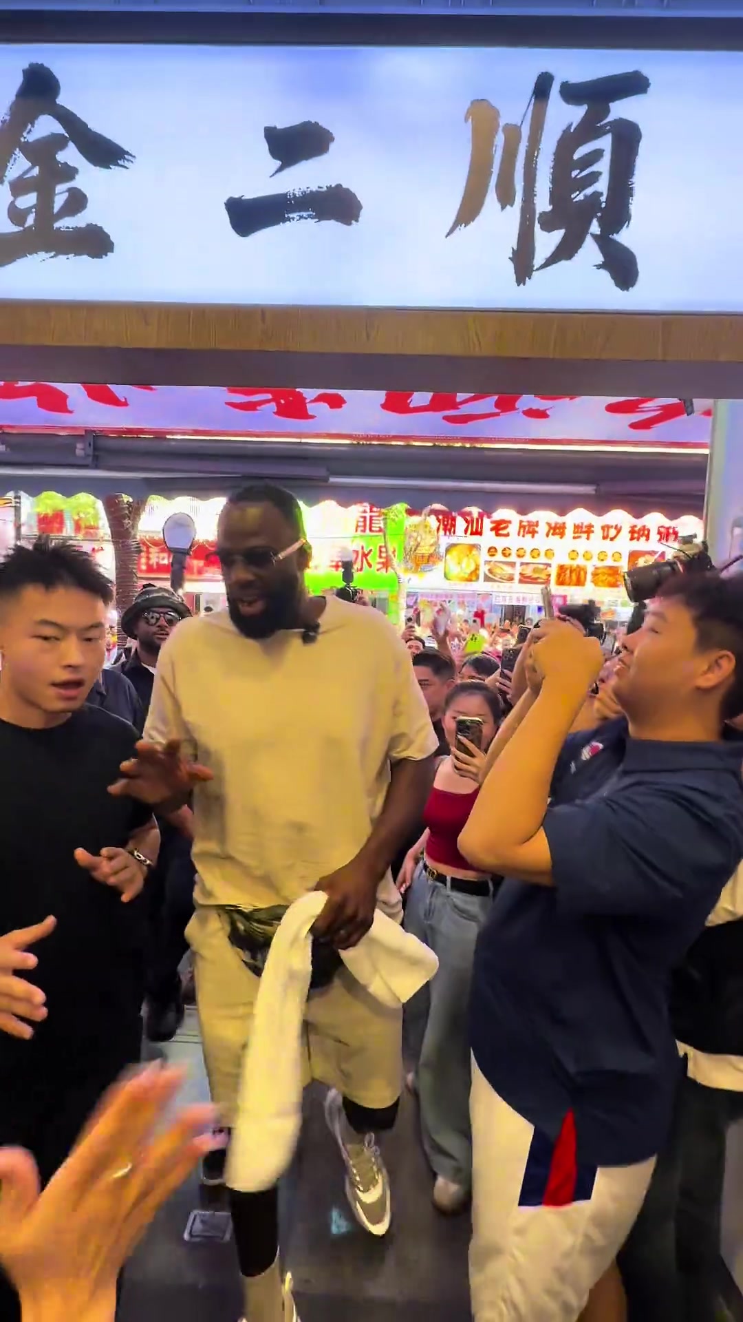 追梦潮汕行拿砂煲大肉丸打乒乓球 复刻《食神》经典桥段