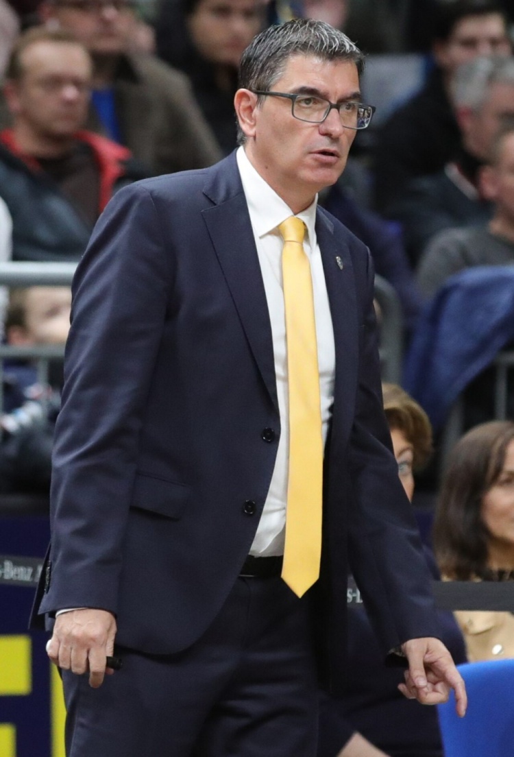 贝罗卡尔代替指挥广东热身 试训内线杨腾飞首发