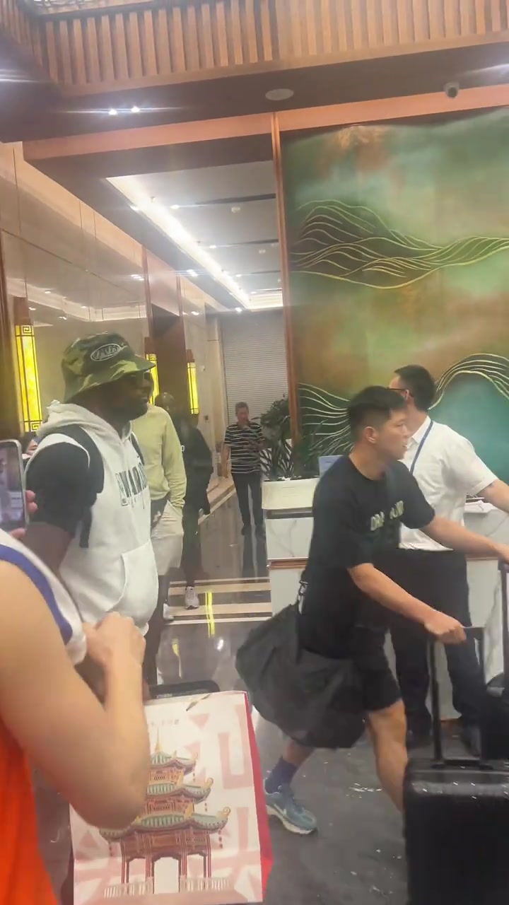 追梦中国行酒店遇球迷围堵 逐一签名