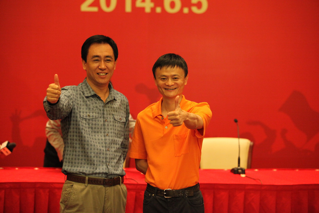 前恒大员工谈许家印：感觉他很爱演，曾把球员召集到草坪聊天摆拍