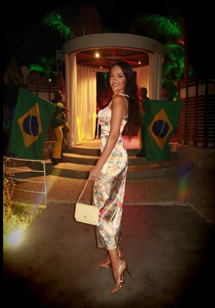太阳报：欧冠女主持伊娃社媒晒参加主题派对照片，展示好身材