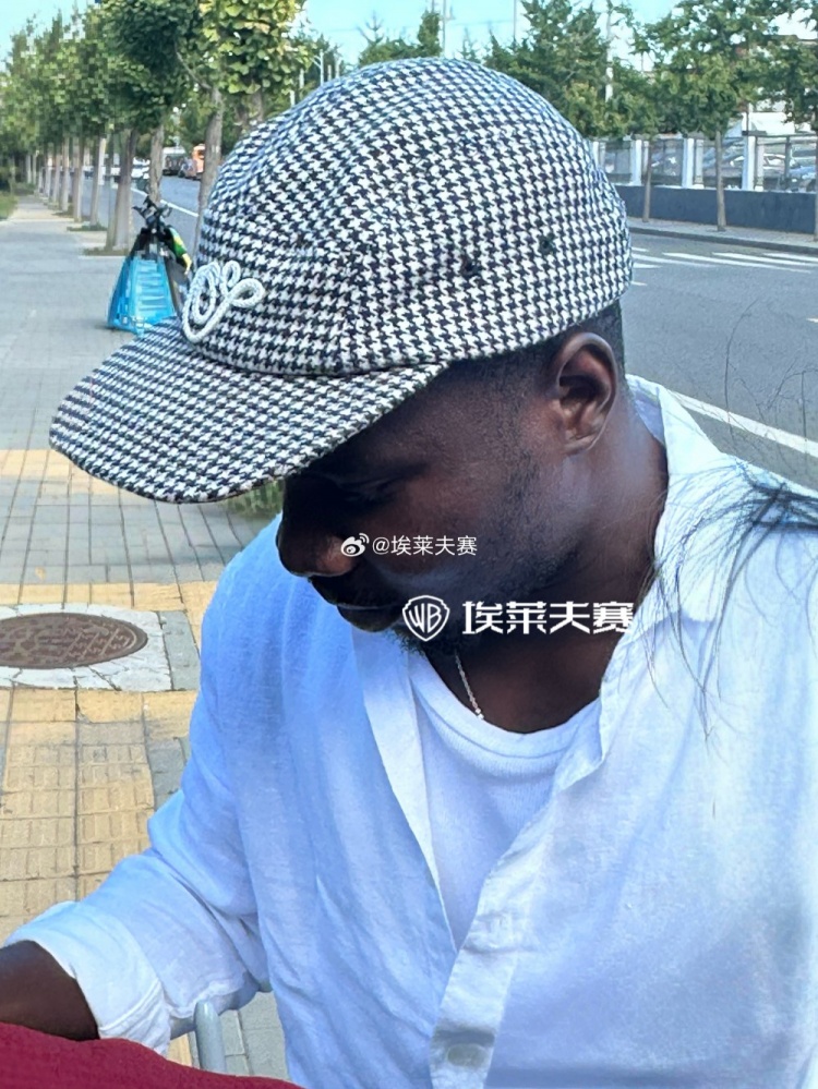 博主：刚刚抵达北京的国安新外援阿克洛今日亮相聚加基地